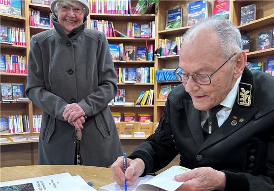 Auch Gertrud Spillner lässt sich von Wolfgang Schütze ein Buch signieren, es ist ein Geschenk für den Herrn Schwiegersohn. Foto: Schlegel