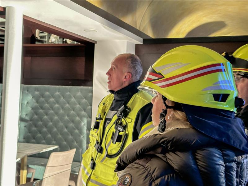 Auch Goslars Oberbürgermeisterin Urte Schwertner informierte sich bereits im Gespräch mit Ortsbrandmeister Udo Löprich (links) über den Brand. Foto: Feuerwehr Goslar