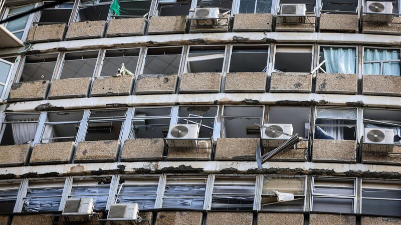 Huthi-Drohne trifft Tel Aviv - ein Toter und Verletzte Auch Häuser in der Umgebung wurden durch die heftige Explosion beschädigt.