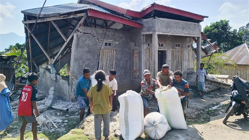Mindestens 20 Tote nach schwerem Erdbeben in Indonesien Auch Häuser und Gebäude wurden beschädigt.