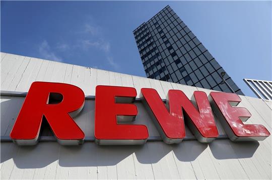Auch Handelsriese Rewe hat 2022 die Auswirkungen der hohen Energiepreise und der Inflation zu spüren bekommen.