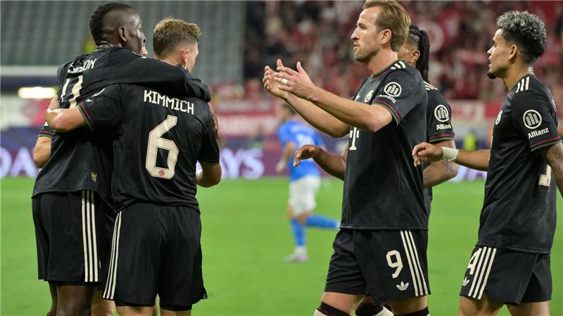 Auch Harry Kane (M) gratuliert Nicolas Jackson (l) zu seinem Premierentreffer. 