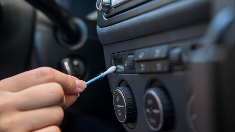 Autoreinigung: 7 Tipps für einen top gepflegten Innenraum Auch Haushaltsgegenstände lassen sich als nützliche Werkzeuge gegen Staub und Schmutz verwenden.
