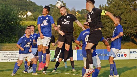 Auch Jan-Hendrik Kruppa (M.), zuletzt Doppeltorschütze gegen den TSV Gielde, verpasst auf Vienenburger Seite das richtungsweisende Spiel in Harlingerode.