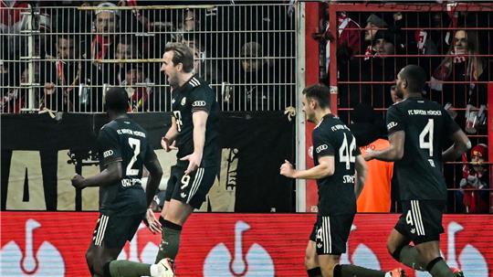 Auch Kane (M.) traf nach einem ruhenden Ball.