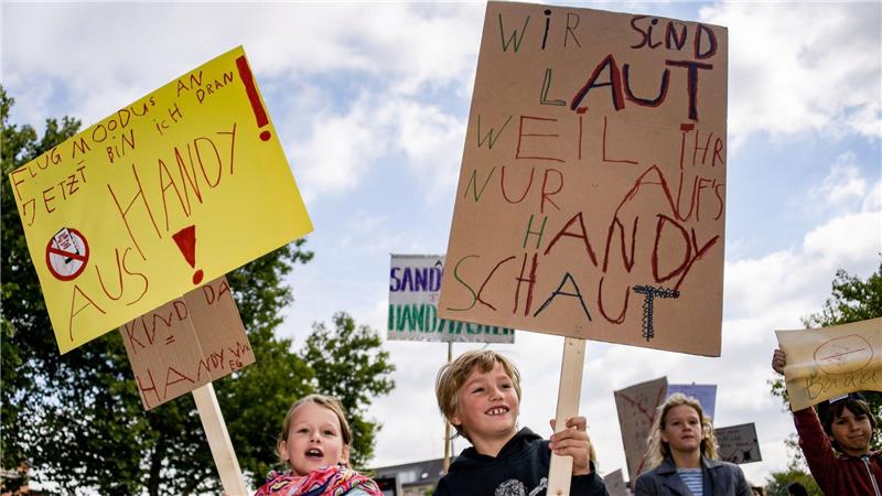 WHO schlägt Alarm: Einsamkeit macht viele krank Auch Kinder sind von Eltern genervt, die ständig am Handy sind (Archivbild)