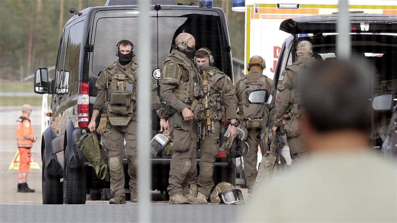 Alarm zu Flugzeug-Entführung lässt Kampfjets aufsteigen Auch Kräfte eines Spezialeinsatzkommandos (SEK) waren auf dem Flughafengelände unterwegs.
