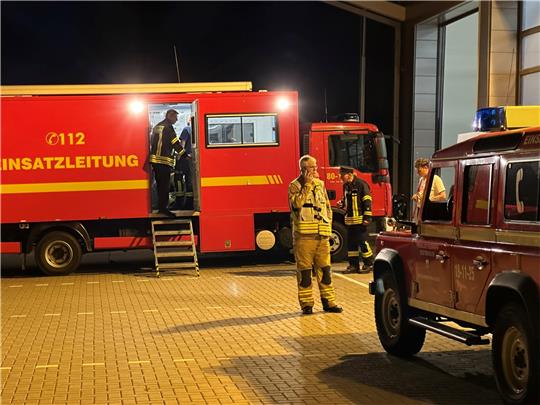 Auch Kreisbrandmeister Uwe Fricke (im Vordergrund am Telefonieren) ist mit dem Einsatzleitwagen aus Goslar nach Braunlage gekommen, um bei der Suche nach dem 92-Jährigen zu helfen. Foto: Eggers