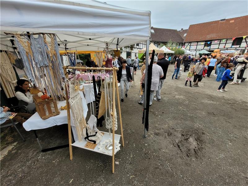 Nach Corona: Westeröder Kürbisfest wächst wieder Auch Kunsthandwerk ist zu erwerben, wie hier etwa in Makramee-Technik.