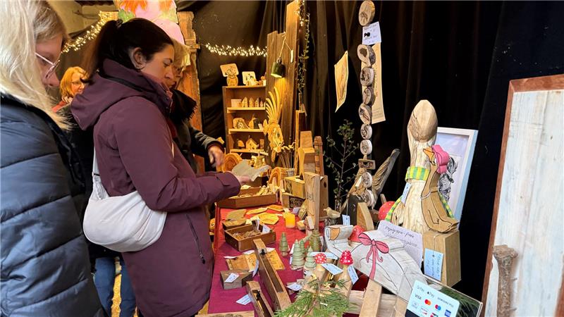 Eine Frau schaut sich ein Deko-Stück an.