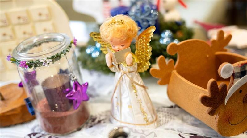 Kerzen und Kugeln - Tauschbörse für Weihnachtsdeko Auch Kuriositäten fänden immer wieder Abnehmer - etwa ein gusseiserner Tannenbaum-Ständer von 1896 oder eine Barbie mit wirren Harren und Goldflitterflügeln.
