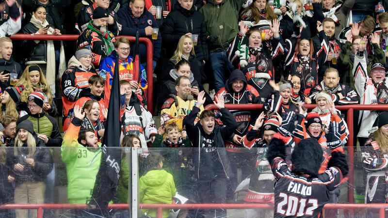Auch Maskottchen Falko wird in der kommenden Saison im Braunlager Wurmbergstadion noch häufiger im Einsatz sein.