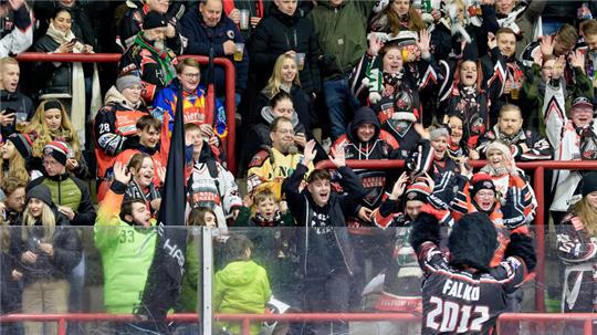 Auch Maskottchen Falko wird in der kommenden Saison im Braunlager Wurmbergstadion noch häufiger im Einsatz sein.