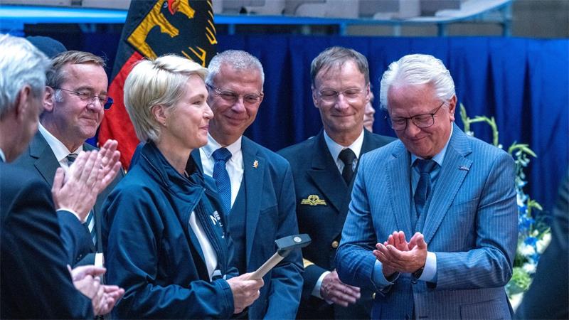 Marine soll auch viertes neues Aufklärungsschiff bekommen Auch Mecklenburg-Vorpommerns Ministerpräsidentin, Manuela Schwesig (SPD), nahm an der Kiellegung teil.
