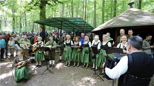 Auch Musik gehört zum Daumenfrühstück dazu – unter anderem sorgt Harzklub-Zweigverein Schulenberg für Unterhaltung. Foto: Neuendorf