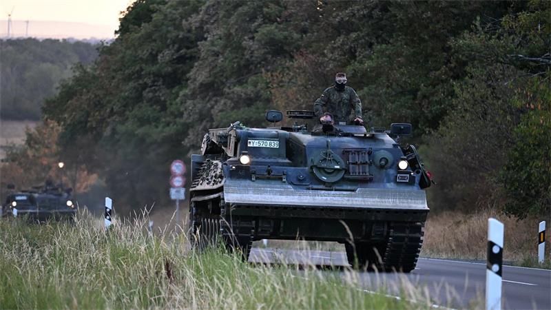 Auch Pionierpanzer der Bundeswehr sind im Einsatz. 