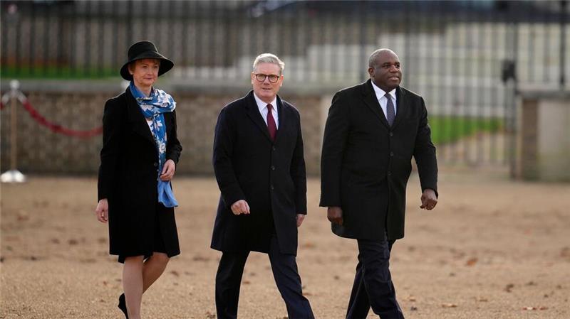 Kate und William begrüßen Emir von Katar zum Staatsbesuch Auch Premierminister Keir Starmer (M.) und andere Regierungsmitglieder nahmen am offiziellen Empfang des Emirs teil.