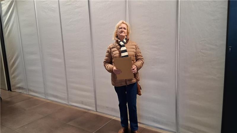 Renate Fröhlich aus Goslar steht vor der geschlossenen Post-Filiale im Rewe-Markt auf dem Fliegerhorst.