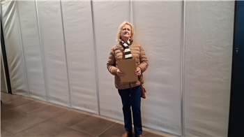 Renate Fröhlich aus Goslar steht vor der geschlossenen Post-Filiale im Rewe-Markt auf dem Fliegerhorst.