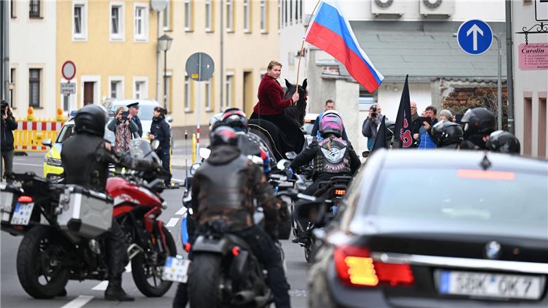 Weltkriegs-Gedenken mit russischem Botschafter und Buhrufen Auch Rocker der „Nachtwölfe“ legten Kränze nieder.