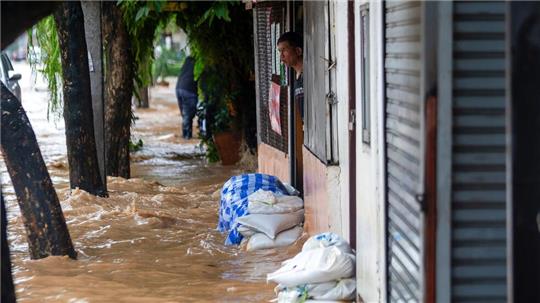 Auch Sandsäcke konnten die Wassermassen nicht aufhalten.