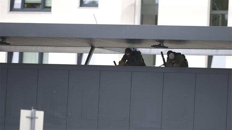 Polizei beendet Geiselnahme in Berlin - Frau gerettet Auch Scharfschützen der Polizei waren bei der Geiselnahme beteiligt.
