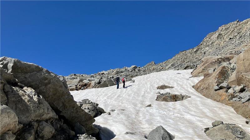 Auch Schneefelder werden weniger - ein Problem für die Wasserversorgung auf hochgelegenen Hütten. 