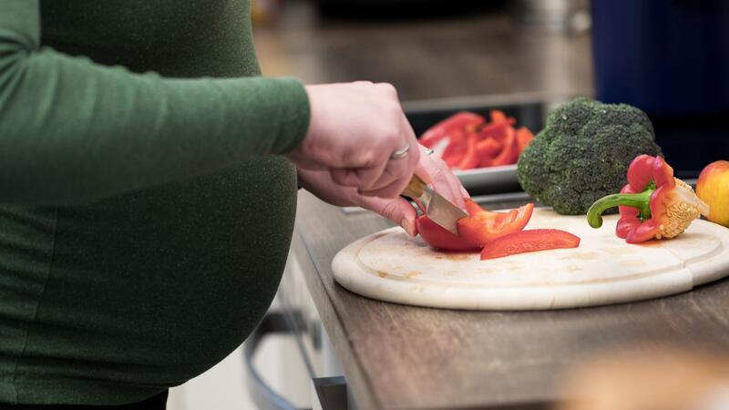 Vegan ernähren: So klappt der Umstieg Auch Schwangere können sich vegan ernähren, sollten aber einen Mangel unbedingt vermeiden.