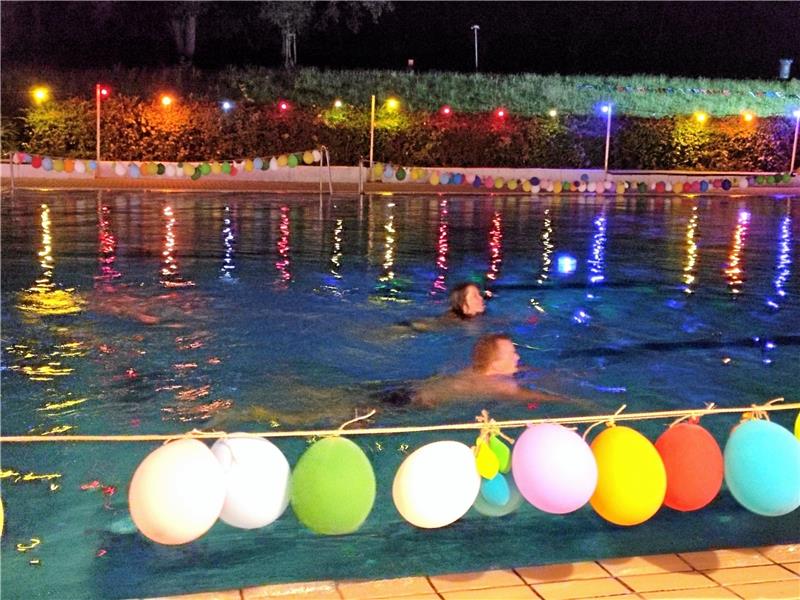 Auch Schwimmen dürfen und sollen die Besucher in dem illuminierten Bad, das dank der bunten Lampen und Ballons eine ganz besonders schöne Stimmung ausstrahlt. Foto: Leifeld