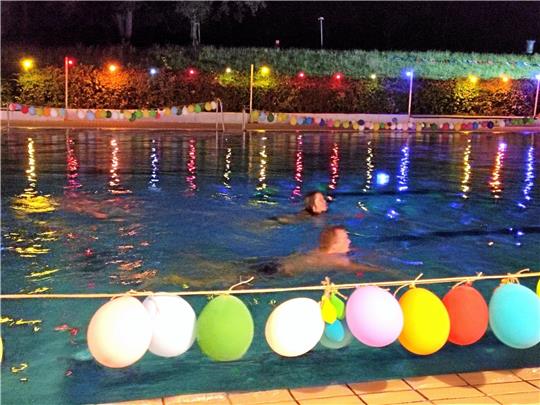 Auch Schwimmen dürfen und sollen die Besucher in dem illuminierten Bad, das dank der bunten Lampen und Ballons eine ganz besonders schöne Stimmung ausstrahlt. Foto: Leifeld