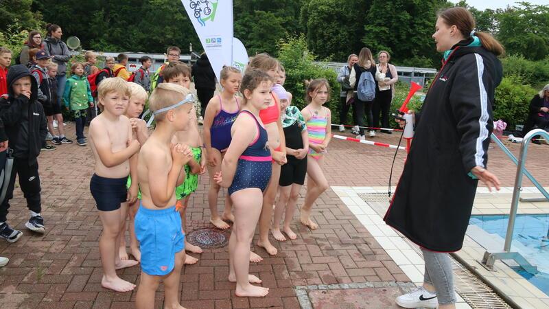 Laufen, Schwimmen und Radfahren beim Trimas in Liebenburg Auch Schwimmen gehört zu einem Triathlon-Wettkampf dazu. Für den Wettbewerb öffnete schon mal das eigentlich noch geschlossene Freibad.