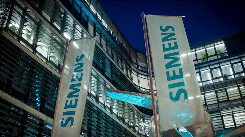 Auch Siemens baut Jobs ab.  