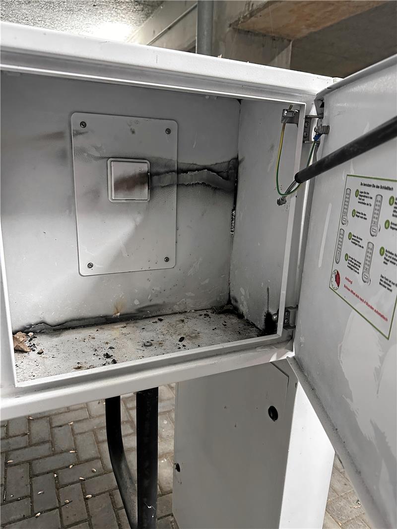 Randale an der Ladestation: Kommt sie nun weg? Auch Silvesterböller werden in den Boxen gezündet. Das tut denen gar nicht gut. Foto: Schlegel
