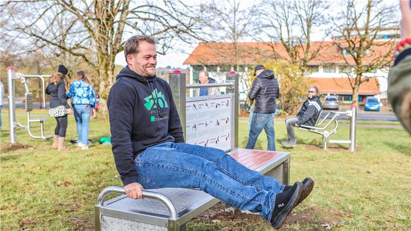 Auch Stefan Marxen, kommissarischer Leiter des Hochschulsports, trainiert auf einer Bank.
