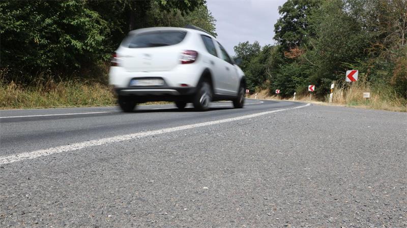 Auch Straßen leiden unter der Hitze. (Symbolbild)