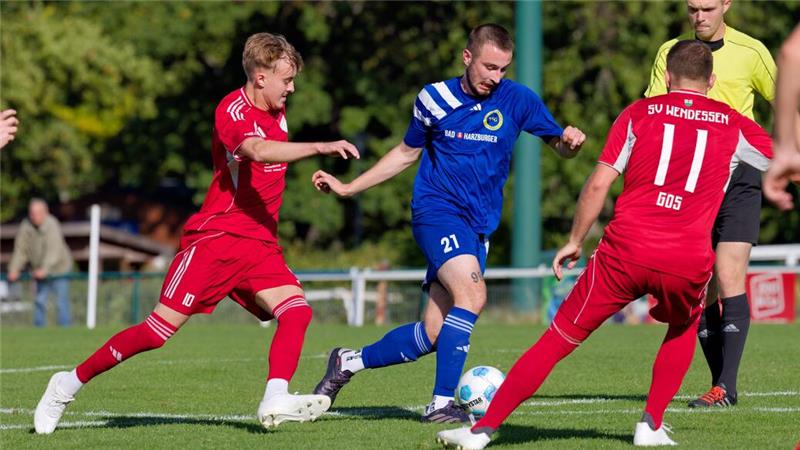 Last Minute-Erfolge für die TSG Bad Harzburg und den VfL Oker Auch TSG-Mittelfeldmann Nicholas Makus (Mitte) hatte mit dem Pressing des SV Wendessen seine Probleme. Später wurde er durch Siegtorschütze Joshua Bartels ersetzt.