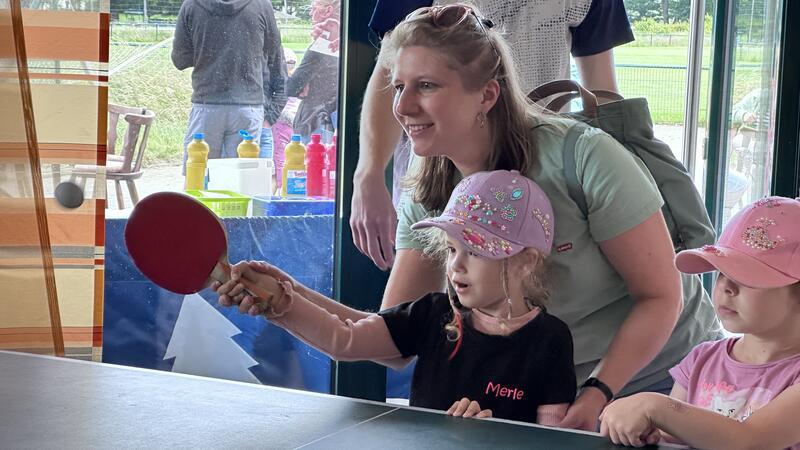 TSG Bad Harzburg feiert Sommerfest mit einem echten Fußballstar Auch Tischtennis kann ausprobiert werden.