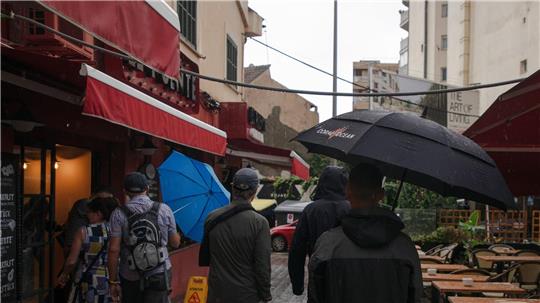 Auch Touristen bekamen das schlechte Wetter zu spüren.