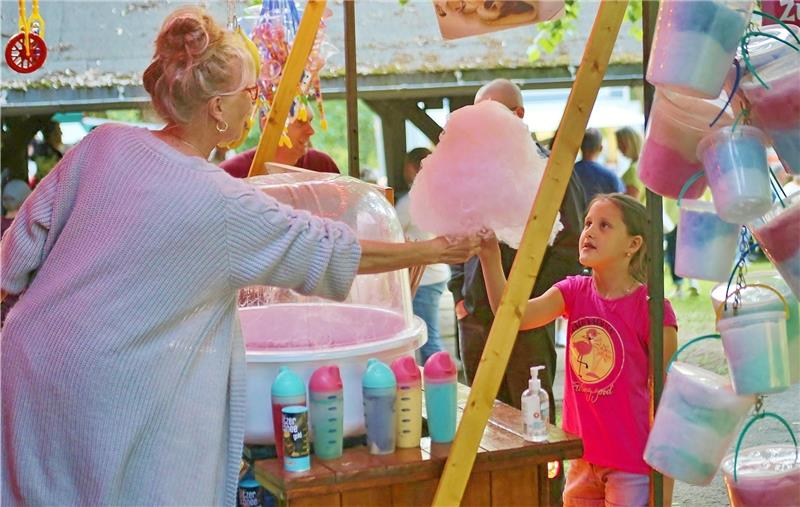 Auch Träume aus Zuckerwatte gehen beim Bergdorffest in Erfüllung.