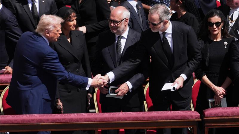 „Ciao Papa“ - Welt nimmt Abschied von Franziskus Auch US-Präsident Donald Trump war mit seiner Frau Melania angereist.