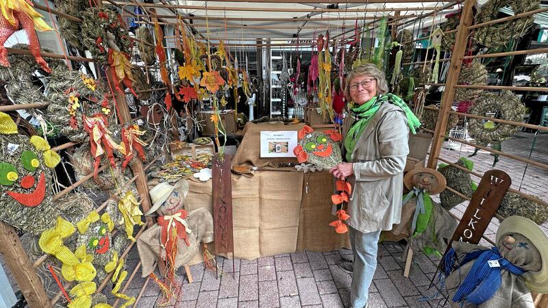 Nächste Großveranstaltung in Bad Harzburg: Öko-Markt am Sonntag Auch Ute Rudski (hier beim 32. Öko-Markt im vergangenen Jahr) ist wieder dabei, sie stellt Dekorationen aus Heu und anderen Naturmaterialien her.