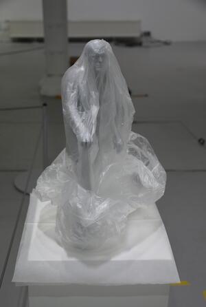 Goslars Kaiserringkunst: Blaumänner, Bier und ein grünes Kotelett Auch Verpackungen verbergen oder verraten Geheimnisse: Welche Figuren hat die Bildhauerin Katharina Fritsch aus ihrem Kunstuniversum mitgebracht?