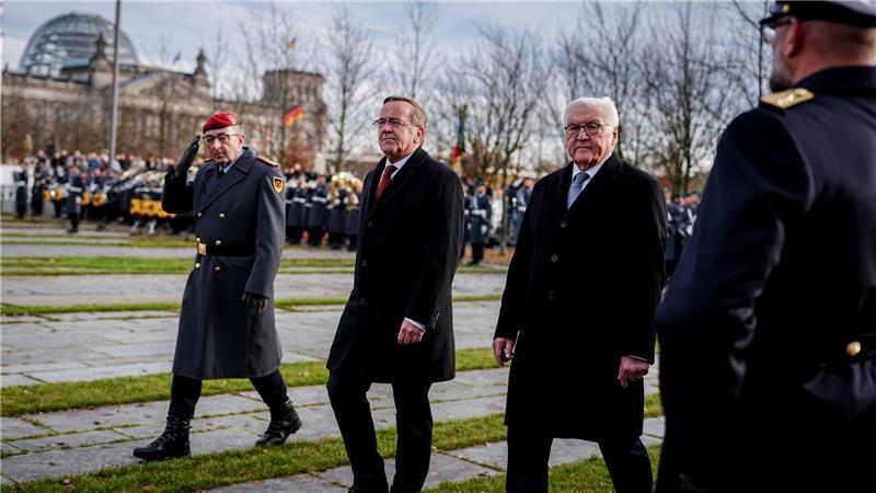 70 Jahre Bundeswehr: Steinmeier will „Pflichtzeit für alle“ Auch Verteidigungsminister Boris Pistorius sprach zu den Rekrutinnen und Rekruten.