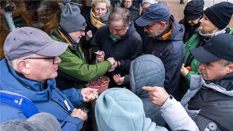 Auch Vertreter der vier Dorfvereine beteiligen sich am Verkauf. Für jene Gemeinschaften ist diesmal der Erlös gedacht.