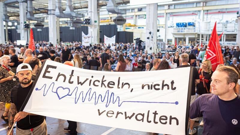Auch Werkschließungen in Deutschland und betriebsbedingte Kündigungen werden nicht länger ausgeschlossen.