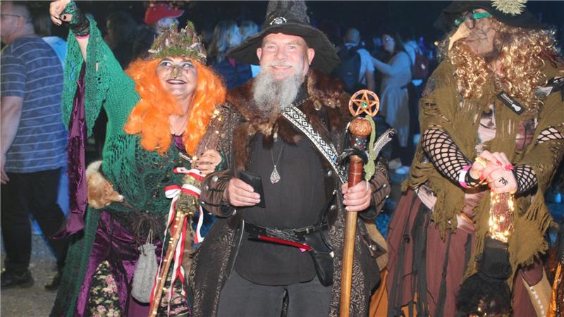 Auch Zauberer Lord Merlin aus Köln fühlt sich in der Wolfshäger Hexenschar wohl.