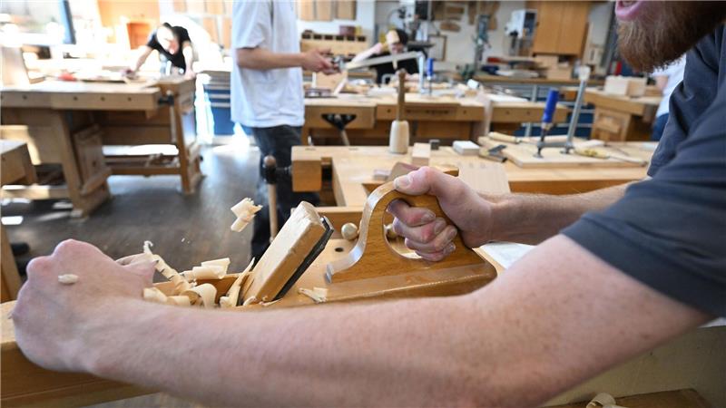 Erst mal arbeiten - Für viele attraktiver als Lehre oder Uni Auch als Azubi verdient man laut DIHK nicht schlecht.