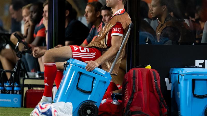 Auch als Reservist immer für etwas Besonderes gut: Thomas Müller verfolgt das Spiel gegen Boca Juniors auf einer Kühlbox sitzend.