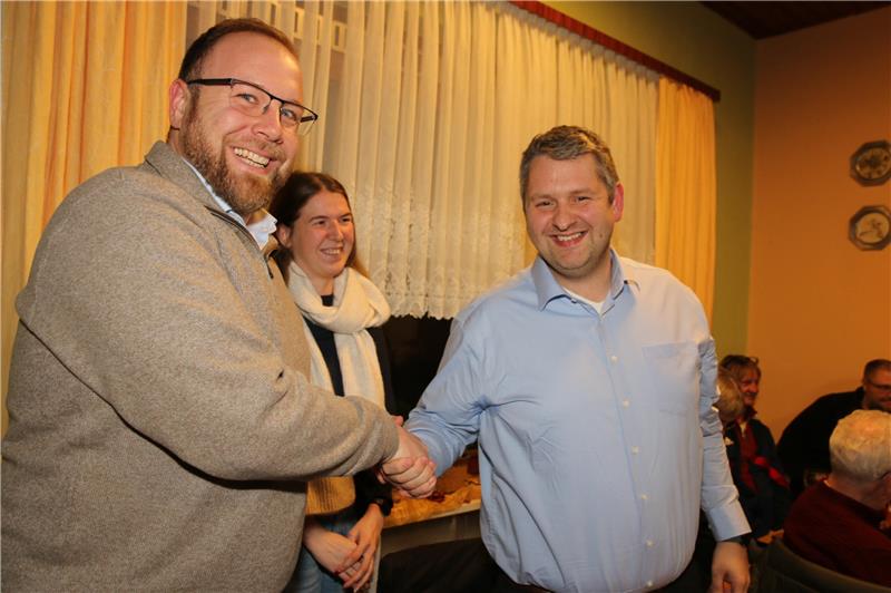 Auch als Vorsitzender der SPD-Fraktion gratuliert Julian Märtens (l.) dem Bürgermeisterkandidaten Martin Schulze. Im Hintergrund: Merle Stegemann.