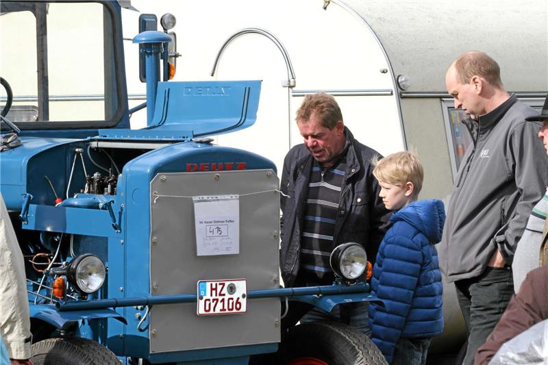 Heiliges Blech braucht schönes Wetter Auch alte Trecker und Schlepper waren zu sehen.